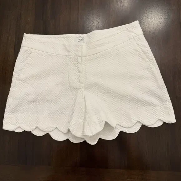Crown & Ivy Women’s Shorts Size 2 White Textured Scalloped Hem 4” Inseam - Picture 1 of 8